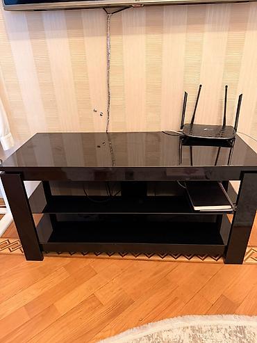 TV altlığı: Tv Altligi satilir hec bir problemi yoxdur.50 manat — 2