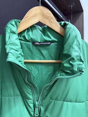 zara пуховик: Зелёный пуховик ZARA - Бренд: ZARA - Тип: укороченный пуховик/куртка — 2