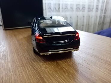 Igračke: Nov metalni Mercedes E-klasa uradjen u razmeri 1:24. Mogu da mu se — 10
