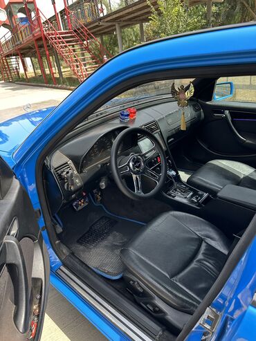 Mercedes-Benz: Mercedes-Benz 220: 2.2 l | 1998 il Sedan — 17