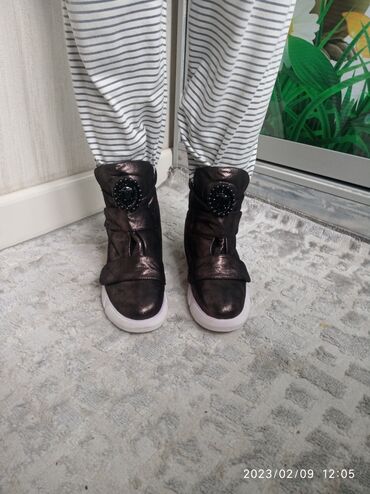 зимние ботинки 39: Новые,женские ботинки или сапоги, зимние с мехом. Очень теплые