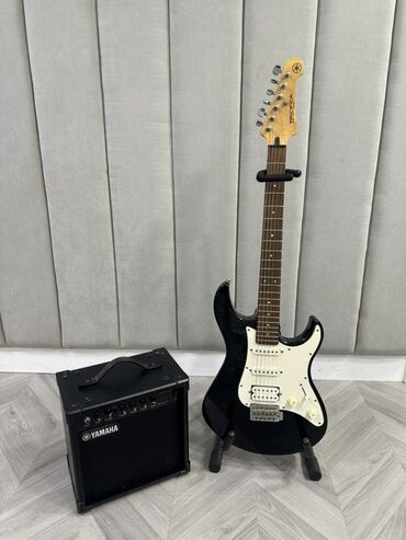 Гитары: Электрогитара Yamaha Pacifica в черном цвете с белым пикгардом. Комбик