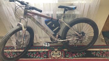 шоссейный велосипед trinx: Elektrikli dağ velosipedi – fat-təkərli - Rəngli hardtail çərçivə, ön