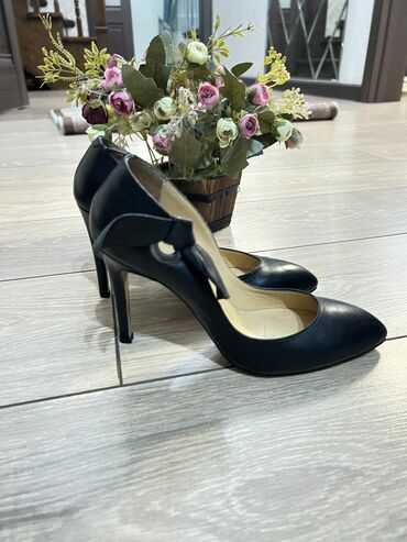 Женская обувь: Туфли Badgley Mischka, 38, цвет - Черный