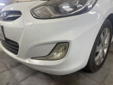 Bamperlər, buferlər: Ağ rəngli, Hyundai Accent avtomobilinin ön bamperi. Avtomobilin