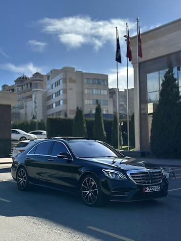 бежевые брюки: Аренда представительских автомобилей Mercedes-Benz с водителем — 5