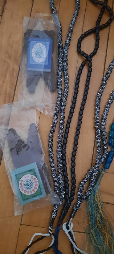 Dini kitablar: Kiçik Quran kitabı.təsbehlər plastiklər biri 1 azn.şüşələr 3 azn.2 — 10