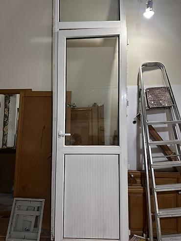 qapi plastik: Ağ rəngli PVC qapı üst hissəsində əlavə sabit şüşə panel ilə birlikdə — 3