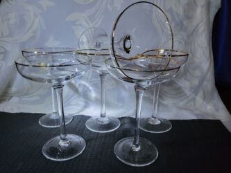 Čaše: Case kristalne za sampanjac,vino iz 80ih. Case za vino,maksimalno — 2