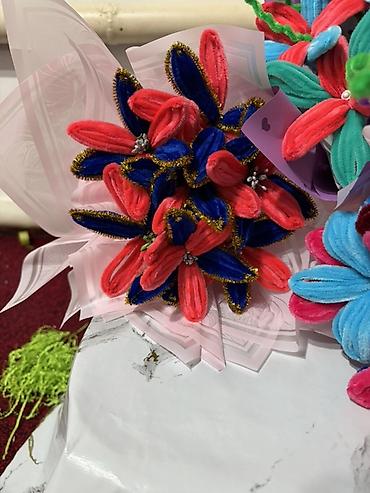 Цветы из синельной проволоки: Яркие декоративные букеты из мягких плюшевых «проволочных» цветов. - — 3