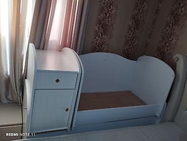 komod üçün döşəkcə: Ağ rəngdə transformasiya olunan uşaq beşiyi və komod-set - Beşik + — 5