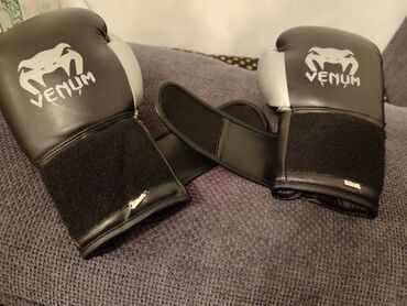 Спорт и хобби: Перчатки боксерские VENUM размер: 8-OZ MADE IN PAKISTAN. торг