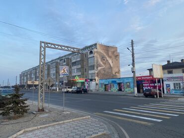 дом с бассейном посуточно бишкек: 3 комнаты, 59 м², 105 серия, 1 этаж, Косметический ремонт