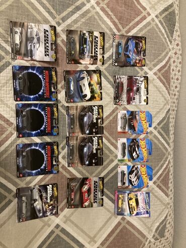 Hot Wheels və 1:64 miqyaslı kolleksiya avtomobilləri dəsti Məzmun: -
