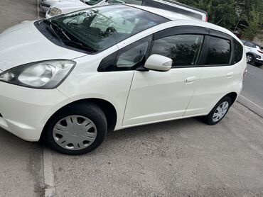 honda автомобиль: Honda Fit: 2009 г., 1.3 л, Вариатор, Бензин, Седан