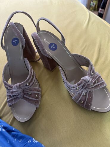 srebrne sandale na platformu: Sandals, Bershka, 40