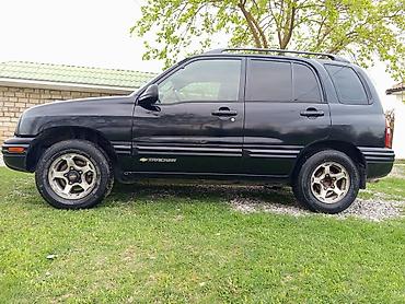 Digər avtomobillər: === PART 1: TEXTUAL DESCRIPTION === Qara rəngdə Chevrolet Tracker SUV — 2