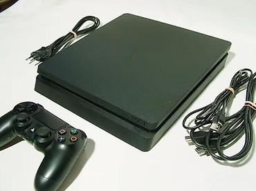 PS4 (Sony Playstation 4): U ponudi je Sony PlayStation 4.
Konzola je najnoviji SLIM model — 5