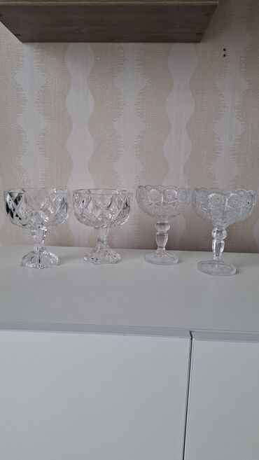 tort wekileri: Tort və şiriniyyat qabı, Şüşə