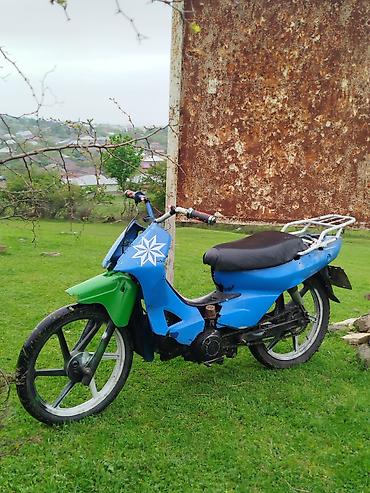 moped s50: Moped/skuter tipli motosiklet – mavi-yaşıl rəngdə, şəhər içi gedişlər — 4