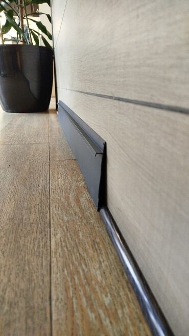 Döşəmə işləri: Kölgə plintuslarin montaji
Kolge plintuslarin vurulmasi
Gizli plintus — 8