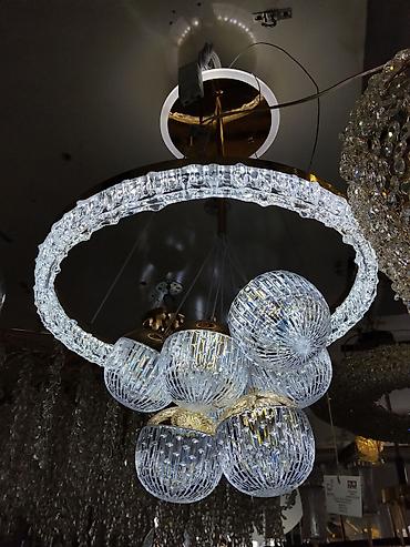Потолочная LED-люстра с декоративным кольцом и стеклянными плафонами