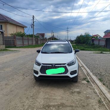 BYD: BYD yuan электромобил 2018 Запас ход 305км Белый Люк Задный вид