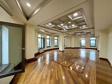 Кеңселерди ижаралоо, 247 м², Бизнес борборунда, Тоолор көрүнүп турат, Өзүнчө ашканасы менен, Өзүнчө санитардык түйүнү менен