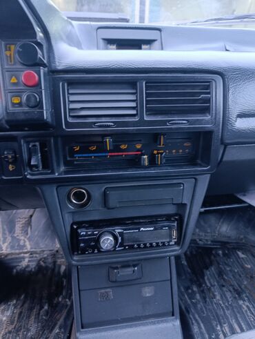 Mazda: Mazda 323: 1990 г., 1.6 л, Механика, Бензин, Универсал — 8