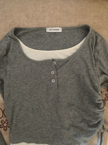Футболки: Серая кофта с длинными рукавами от A/Yi Clothes. Имеет круглый вырез