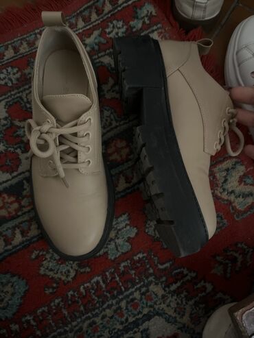 qadın çəkmələri: Bej rəngli qadın ayaqqabısı - Model: klassik bağcıqlı oxford/derby