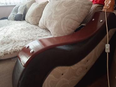 Sofe i kaučevi: Trosed/sofa sa elegantnim talasastim naslonima i bočnim naslonima od — 6