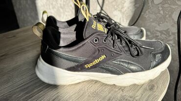 qadin krasovkalari: Reebok, Ölçü: 38.5, rəng - Qara, İşlənmiş