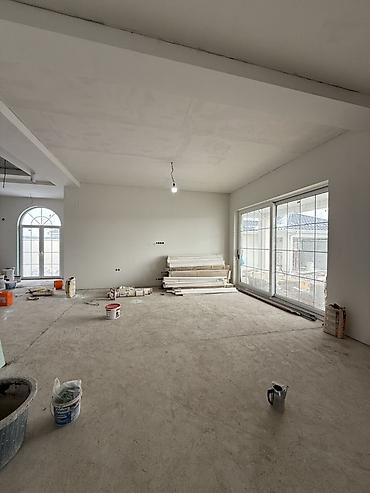 Продажа коттеджей и домов: Двухэтажный дом в классическом стиле с большим частным двором и — 8