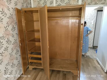 Другие мебельные гарнитуры: Продаю б.у мебель в отличном состоянии. Сервант производство СССР. Все