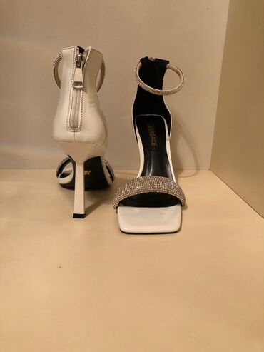 Women's Sneakers and athletic shoes: 75ə alınıb; 25azn satılır 1dəfə geyinilib. Təzə kimidir 0703717187