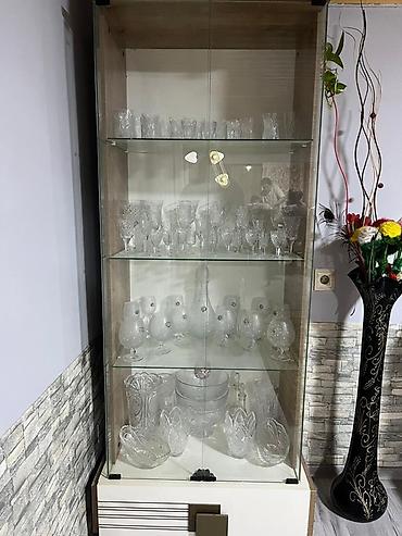 skaf suseli: Şüşəli vitrin dolabı - Dizayn: İki qapılı, tam şüşə ön panel unvan — 1