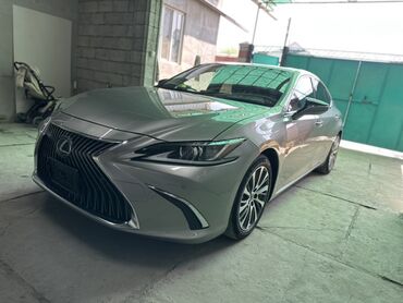 самая деловая машина: Автомобиль Lexus ES в серебристом цвете. Отличается элегантным