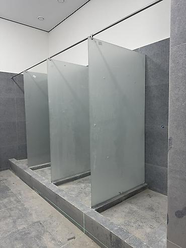 Душевые перегородки и ограждения: Душевые ограждения и перегородки из закалённого стекла на заказ. - — 17