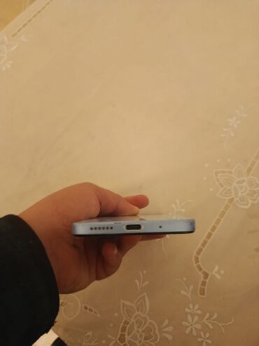 Digər mobil telefonlar: Məhsul: Smartfon Xüsusiyyətlər və dizayn: - Sümükvari düz kənarlı — 5