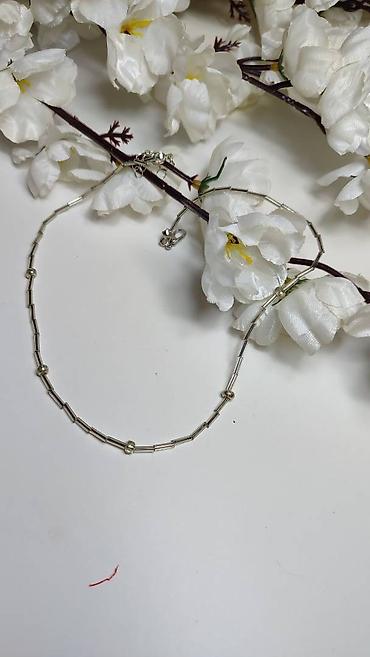 torba kurt geiger: Elegantna srebrnasta ogrlica minimalističkog dizajna. Sastoji se od — 1