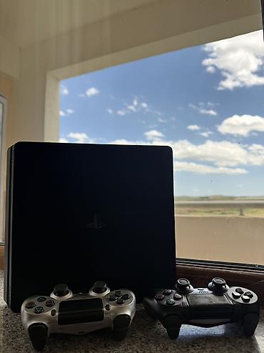 sony playstation: PS4 Slim 500 GB satılır. DİQQƏQLƏ OXUYUN ! - Komplekt: konsol, 2 ədəd — 2