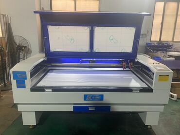 İnformatika: Bu lazer kəsmə maşını müxtəlif materialları dəqiq kəsmək üçün nəzərdə