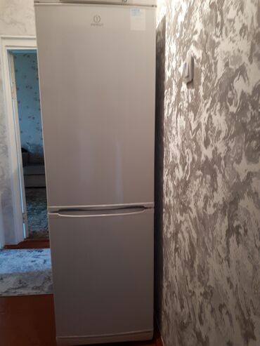 халадилник бу ош: Холодильник Indesit, Б/у, Двухкамерный, De frost (капельный), 60 * 199 * 60