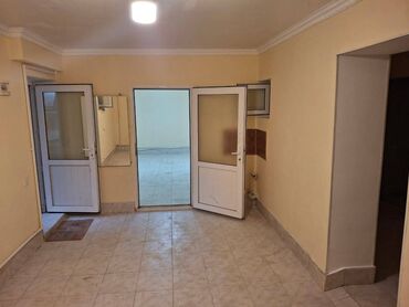 Ofislər: Təcili kupçalı yarımzirzəmi 29.3 kv. ticarət obyekti satılır! Faktiki — 9