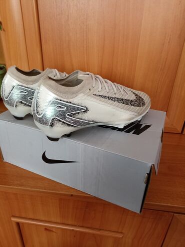 бутсы футбольные найк: Футбольные бутсы Nike белого цвета с серебристыми акцентами и черным
