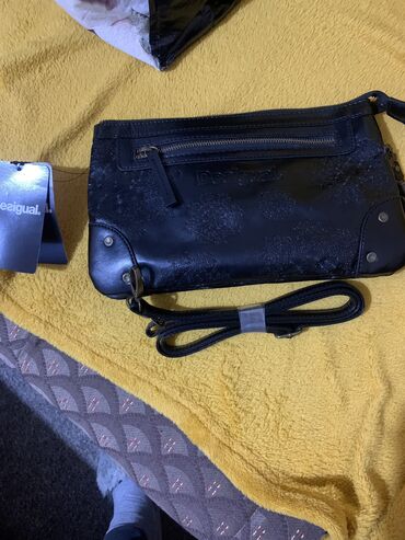 Handbags: Desigual tasnica, nova sa etiketom, crne boje, ima tanak kaisic