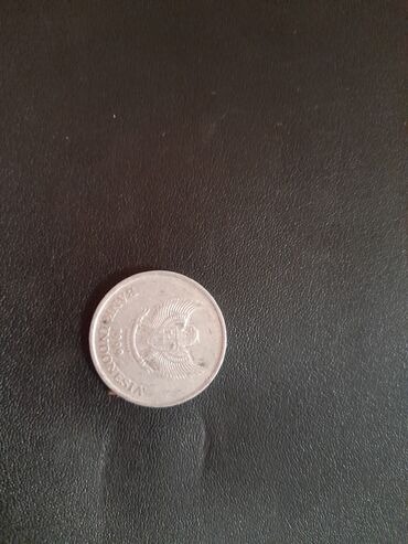 Sikkələr: Bu, İndoneziyanın 100 rupiahlıq sikkəsidir. Sikkənin üzərində "BANK