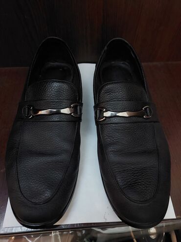 черная обувь: Срочно продаем мужские туфли, чистая кожа, покупали с леона за 5000
