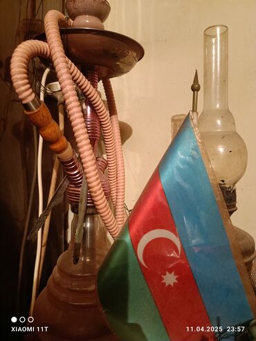 ucuz qəlyan: Qədimi üslubda, bürünc rəngli nərgilə dəsti. Uzun, spiral formalı